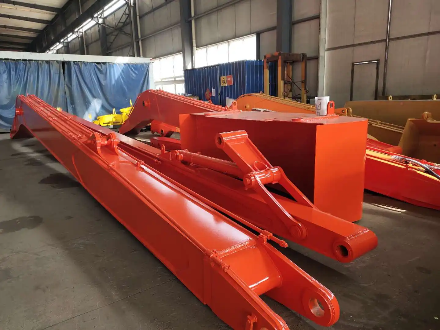 Why is a straight piling arm better for lifting operations?